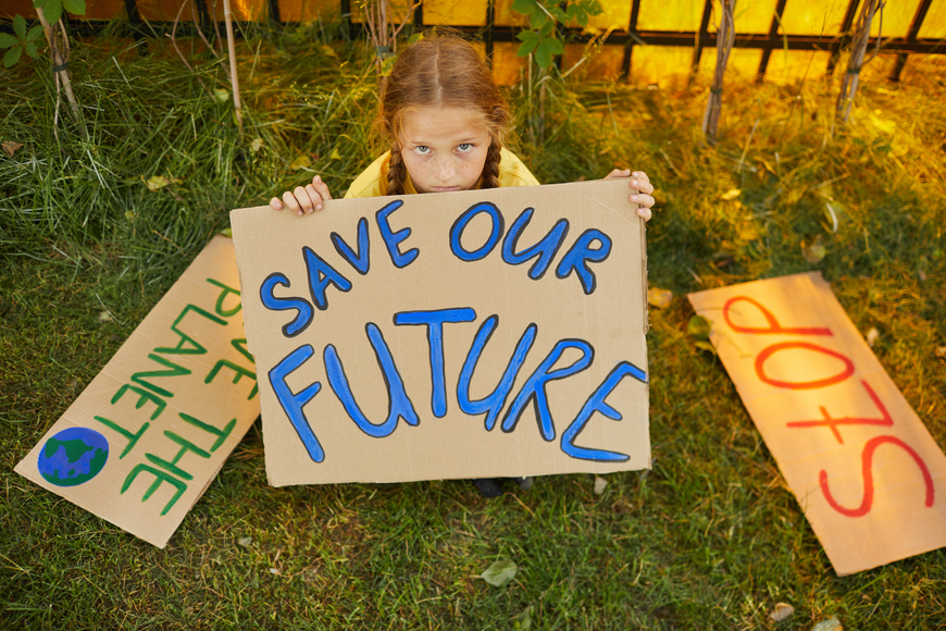 niña con carteles_save our future